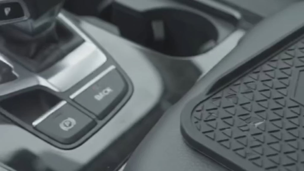 🔋 Silicone Car Wireless Fast Charger – Non-Slip Pad

Keep your phone charged while you drive! 🚗📱