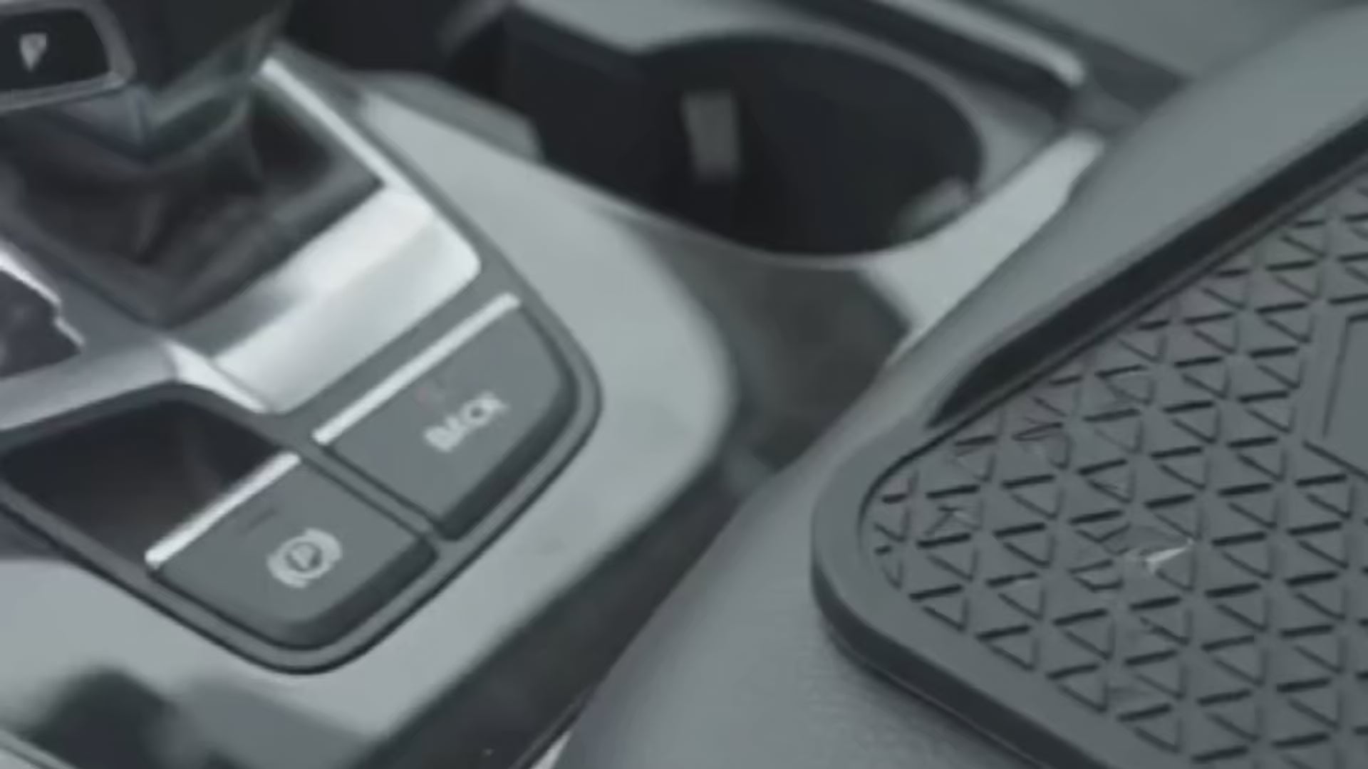 🔋 Silicone Car Wireless Fast Charger – Non-Slip Pad

Keep your phone charged while you drive! 🚗📱